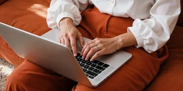 Жінка працює за ноутбуком / фото: Freepik