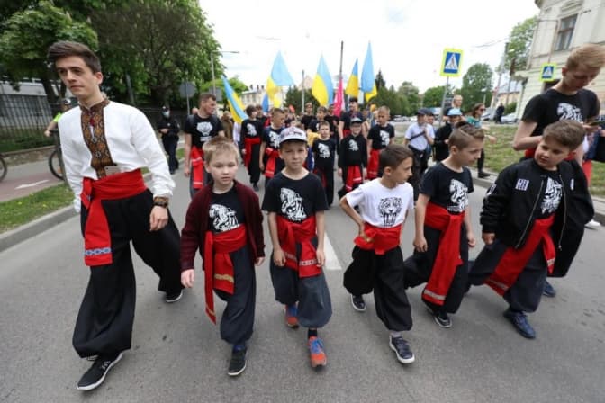 У Львові урочистою ходою вшанували пам’ять Героїв. Фото