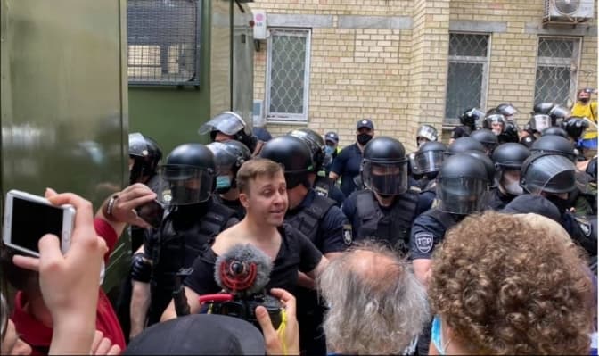 Під час сутичок на суді у справі Сергія Стерненка постраждав львівський нардеп