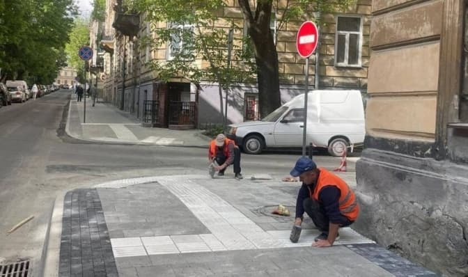 У Львові облаштували доступний тротуар поруч з військовим госпіталем. Фото