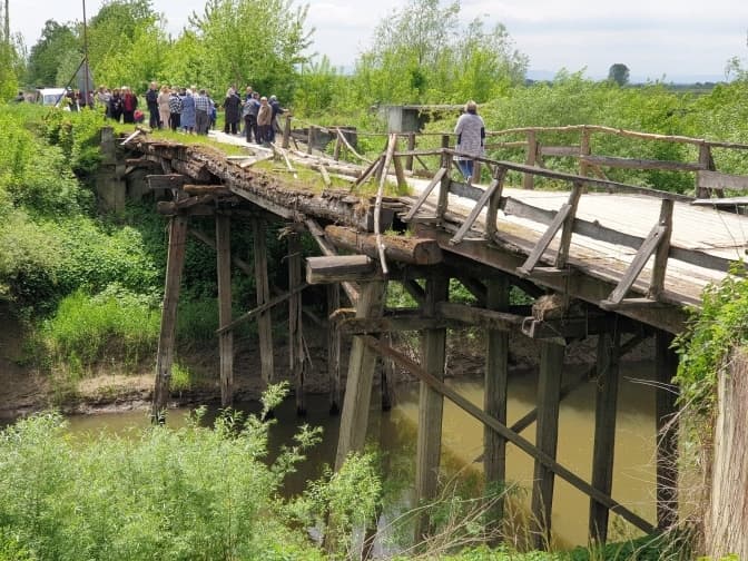 Аварійній міст між селами Поляна та Монастирець на Львівщині просять демонтувати