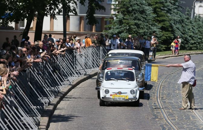 У Львові на ралі змагалися ретро-автомобілі. Фоторепортаж