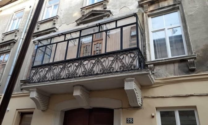 У центрі Львова демонтували засклений балкон. Фото до і після