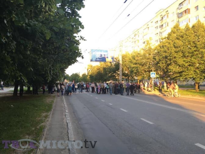 Ситуація на дорогах Львова: вул. Володимира Великого перекрили через невивезене сміття