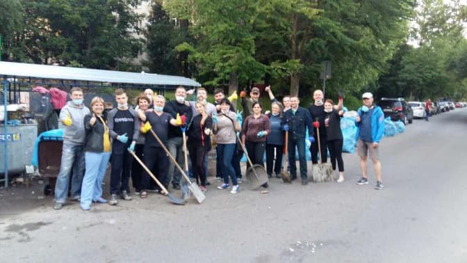 Львів'яни долучились до акції прибирання смітників. Фото