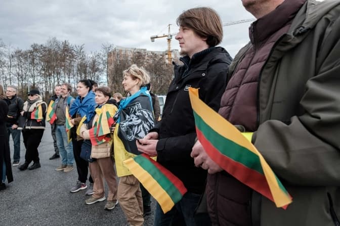 Литовські волонтери передали ще 40 позашляховиків для ЗСУ. Фото