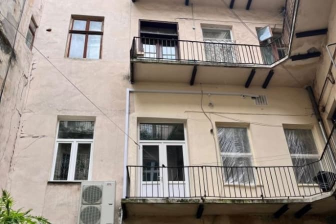 У центрі Львова в будинку-пам’ятці автентичні двері і вікна незаконно замінили на пластикові