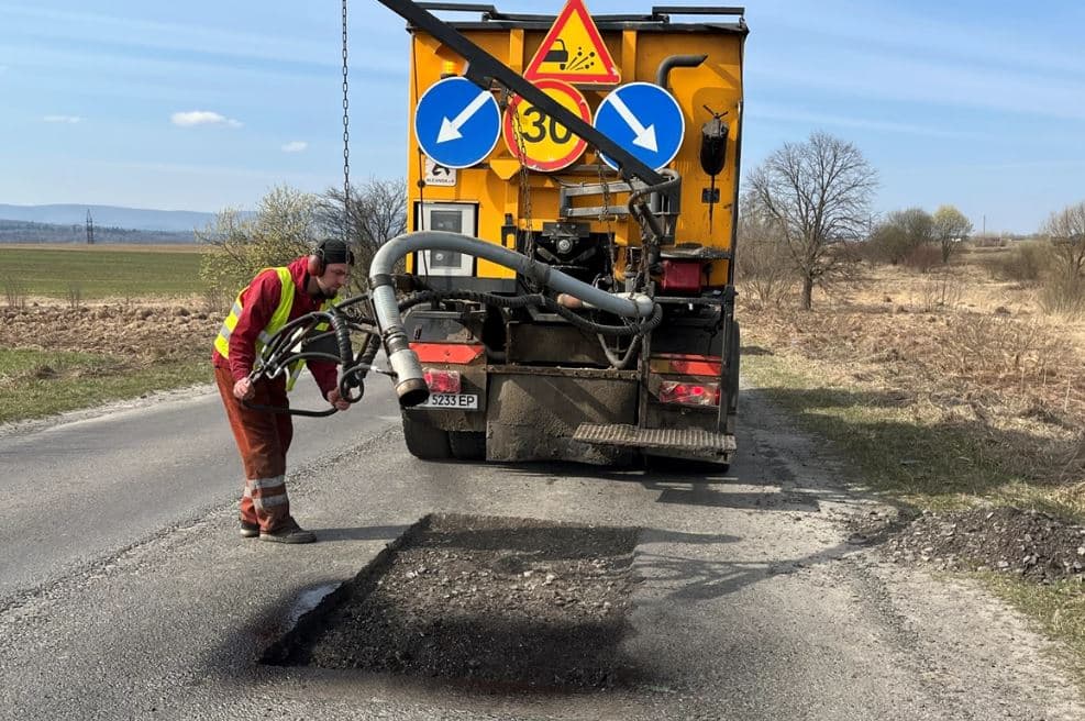 На Львівщині дорожники виконують ямковий ремонт на важливій місцевій дорозі
