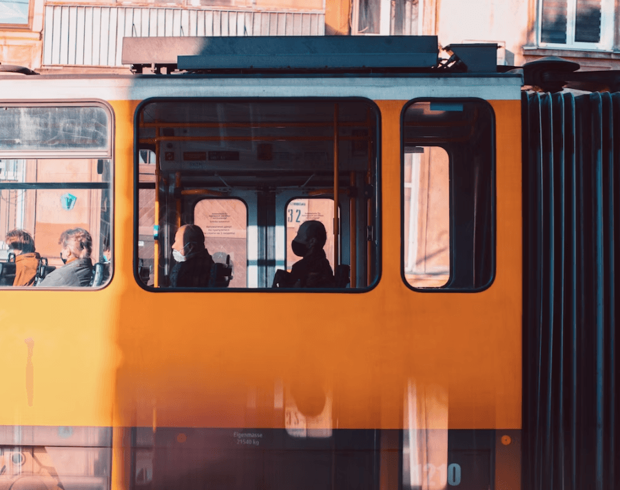 У Львові в трамваї померла жінка. Громадський транспорт зупинив свій рух. Доповнено