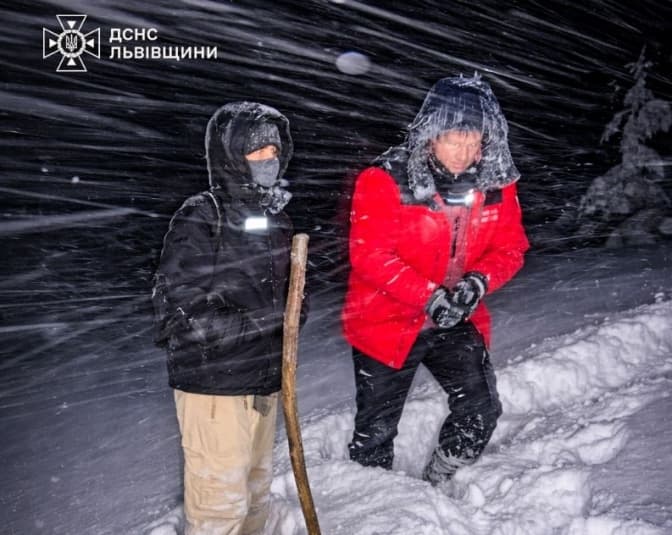 Рятувальники Львівщини врятували туриста, який змерз і заблукав у горах