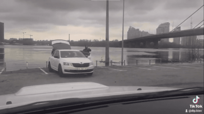 У Києві чоловіки влаштували риболовлю з машини на затопленій парковці