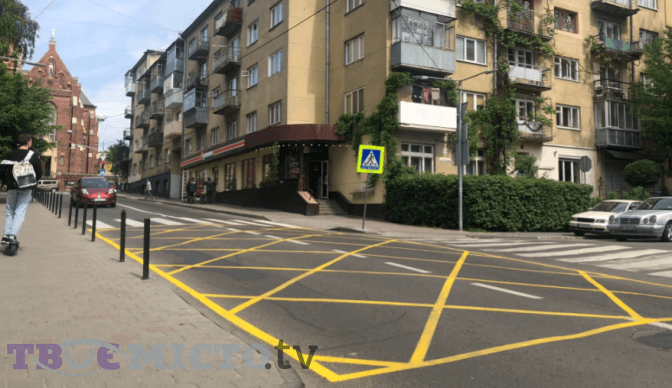 На вулиці Горбачевського у Львові поновили розмітку-вафельницю. Фото
