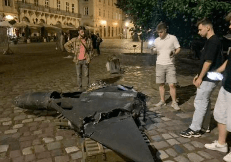 Фото, з яким поширили фейк нібито про безпілотник, що впав у центрі Львова. Це фото було зроблене раніше на виставці