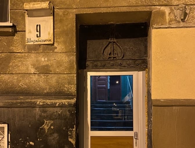 У Львові мешканці безкарно замінили історичну браму на пластикові двері