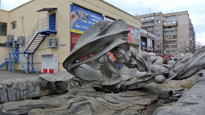 Активісти почистили модерністський фонтан на Троєщині