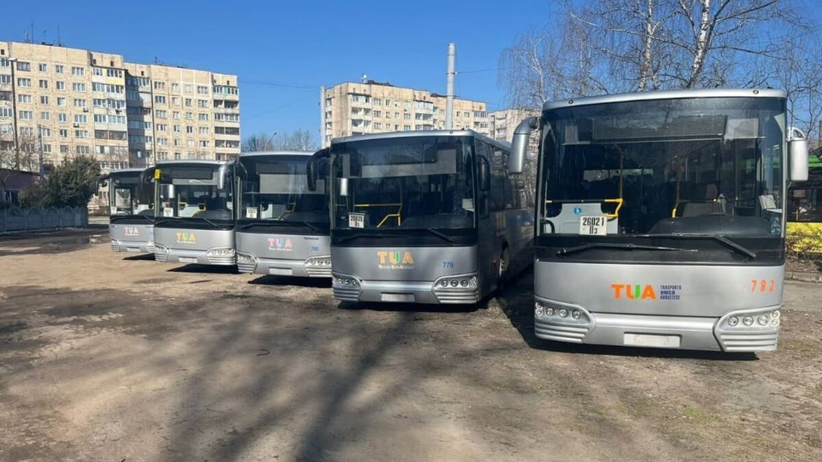 Львів отримав 8 великих італійських автобусів: до чого їх залучать