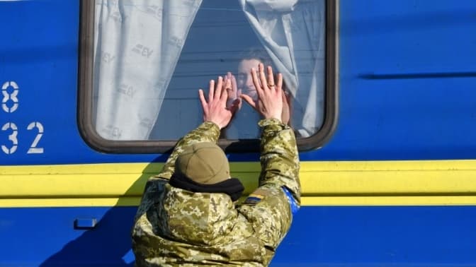 Історія канадійки, яка волонтерить в Україні, та чому військовому довелося їхати в тамбурі. Підсумки доби