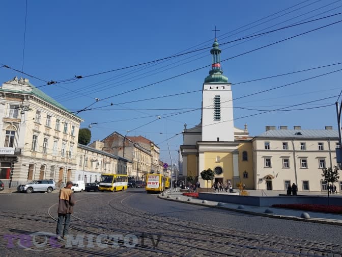 Нетуристичний Львів: найвужча вулиця міста, вілла шанувальника Шопена та митний костел