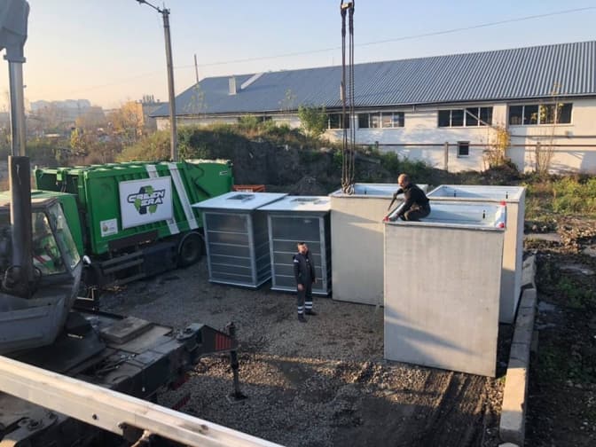 До Львова привезли підземні контейнери для сміття. Фото дня