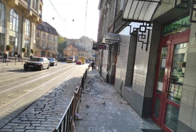 На будинку біля «Магнусу» ліквідували частину ліпнини, яка могла обвалитися