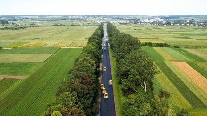 Як ремонтують закриту для проїзду трасу біля Львова. Фото