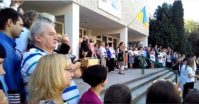 Чиновниця Львівської міськради виступила на шкільній лінійці російською. Відео