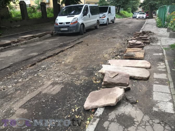 Що робитимуть із мацевами, які знайшли на вулиці Ганни Барвінок