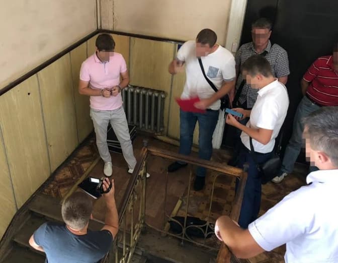 Львівська СБУ затримала слідчого поліції на хабарі. Фото, відео