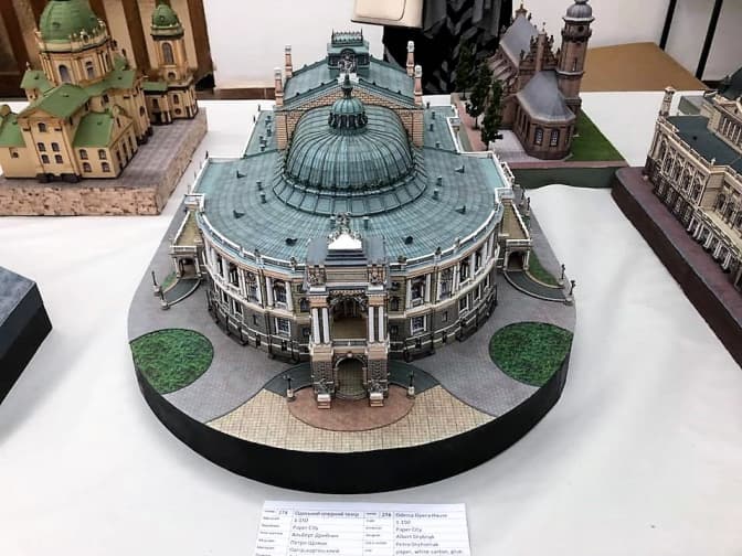 У Палаці мистецтв пройшла виставка масштабних моделей. Фото