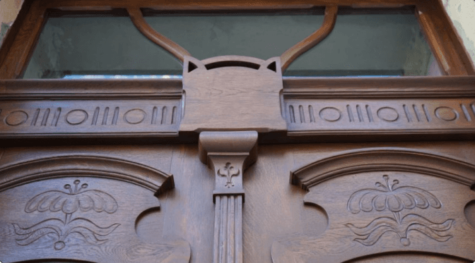 Майстри відремонтували історичну браму біля «Львівської політехніки». Фото до і після