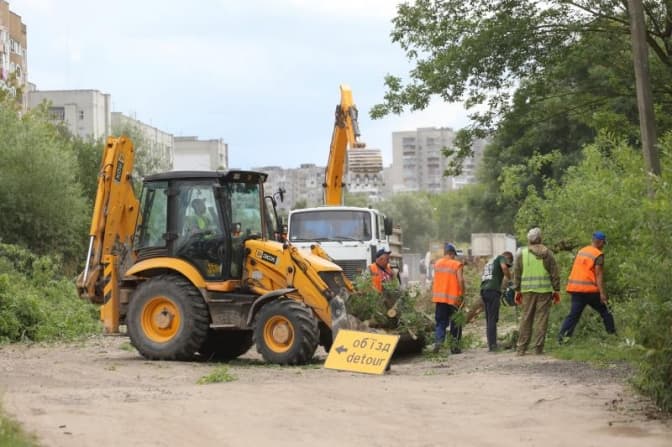 Як у Львові прокладають дорогу до Голосківського кладовища. Відео