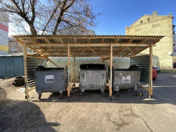 У Києві волонтери облаштовують павільйони для смітників. Як облаштувати таке у своєму дворі