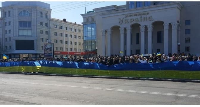 У Херсоні тисячі людей вийшли на мітинг проти російських загарбників. Ворог відкрив вогонь