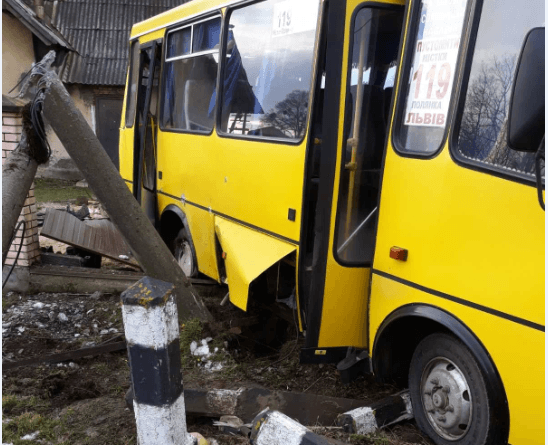 На Львівщині маршрутка зіткнулася з поїздом. Оновлено
