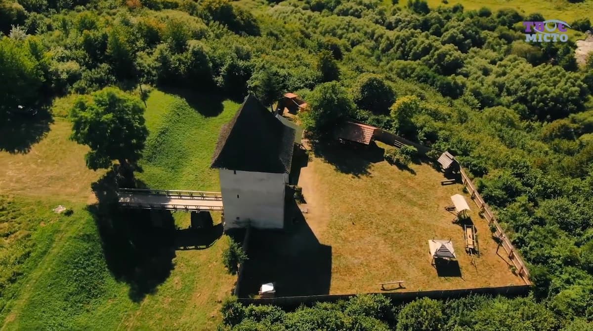 Середньовічна готика та озеро в заповідному лісі. Подорож у П'ятничани і Новий Розділ