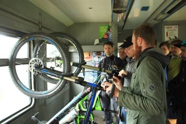 Які потяги Львівської залізниці мають обладнані вагони для велосипедистів. Перелік
