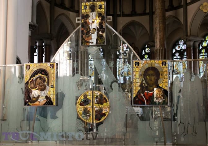 У Львові у храмі Святих Ольги та Єлизавети створили модерний вітраж