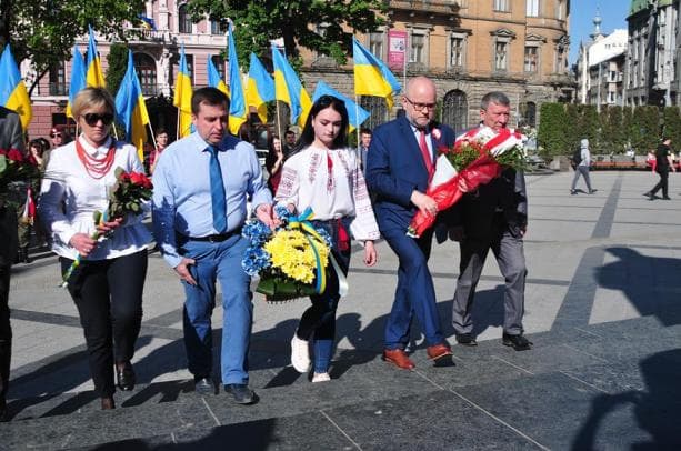 Фото дня. У Львові українці з поляками відзначили День Конституції Польщі