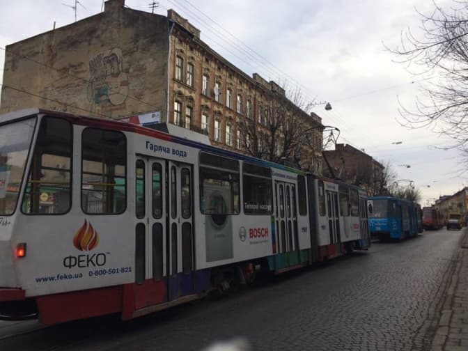 Ситуація на дорогах: на Личаківській та Червоної Калини зупинилися трамваї