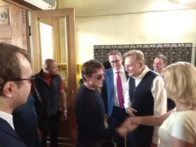 До Львова прилетів голлівудський актор Том Круз. Фото дня