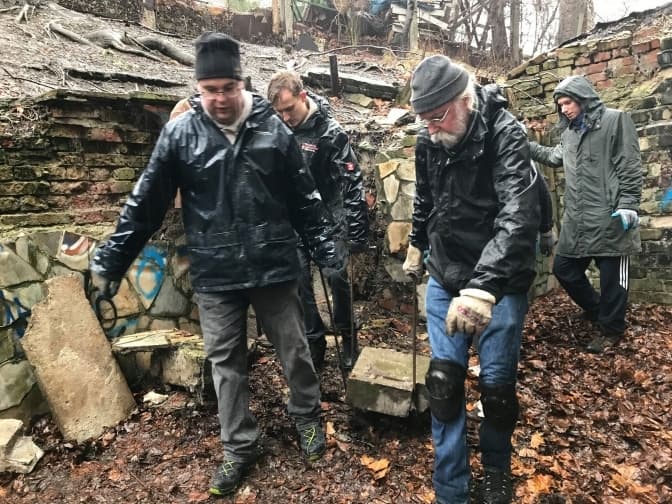 Єврейські надгробки, які знайшли в стіні будинку у Львові, передадуть на Янівське кладовище