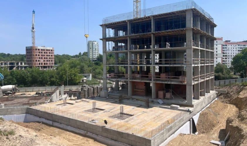 У Львові завершують будівництво першого з восьми соціальних будинків на Миколайчука