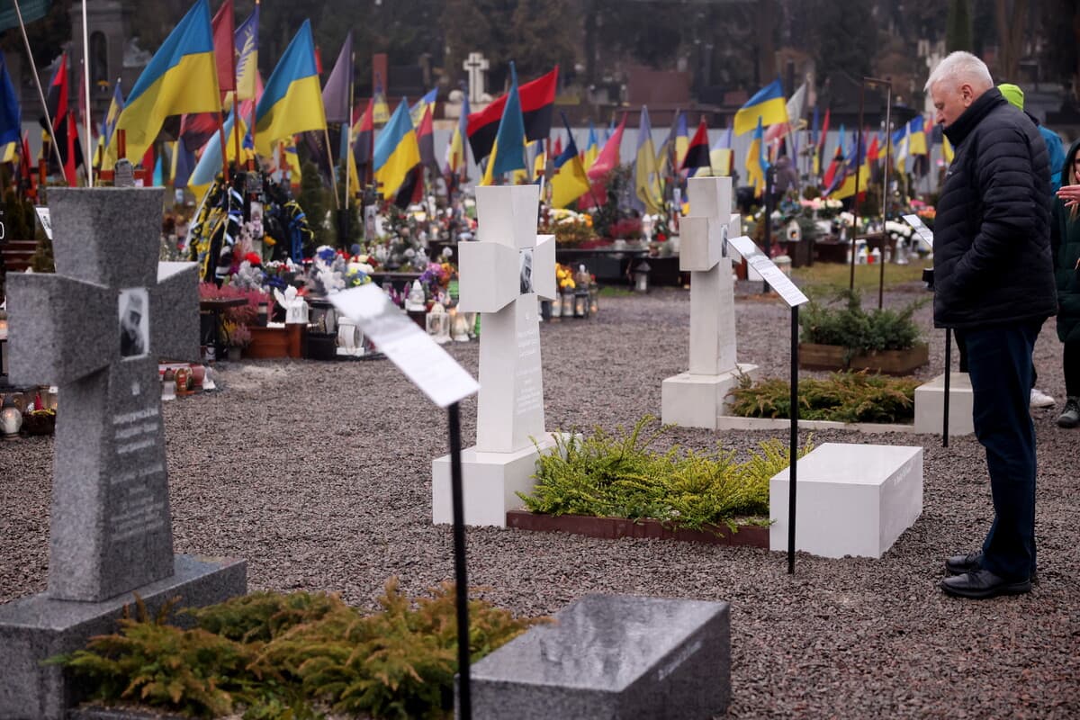 Зразки намогильних споруд на Полі почесних поховань / Фото: ЛМР