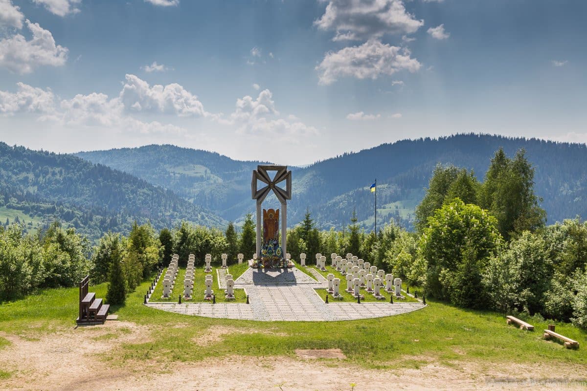 Меморіальний військовий цвинтар / фото Відвідай