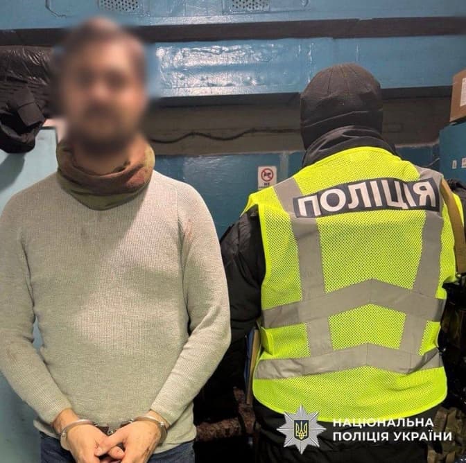 У метро на «Контрактовій площі» чоловік поранив ножем двох пасажирів