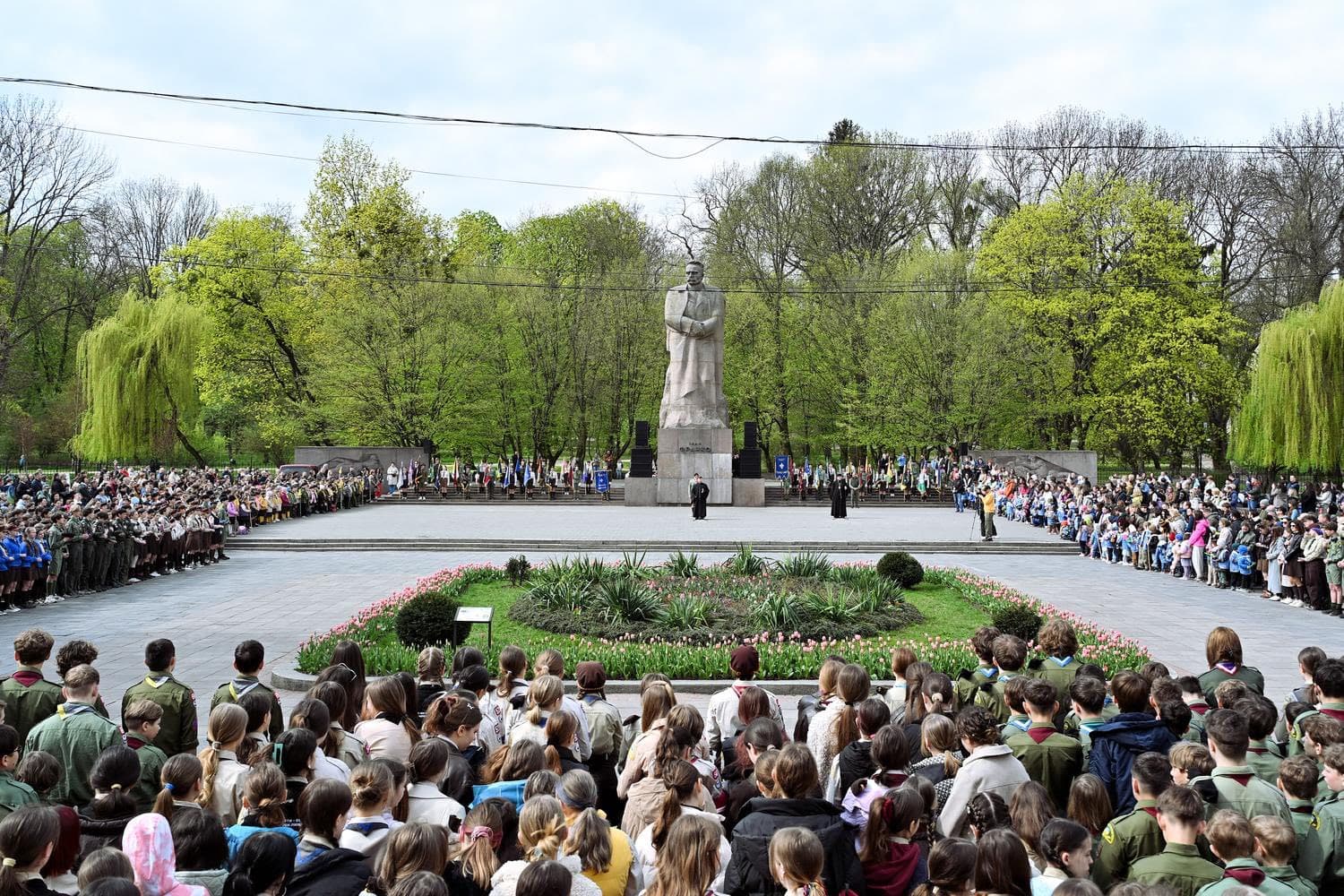 Присяга відбулась на площі біля пам'ятника Каменяреві / фото ЛМР