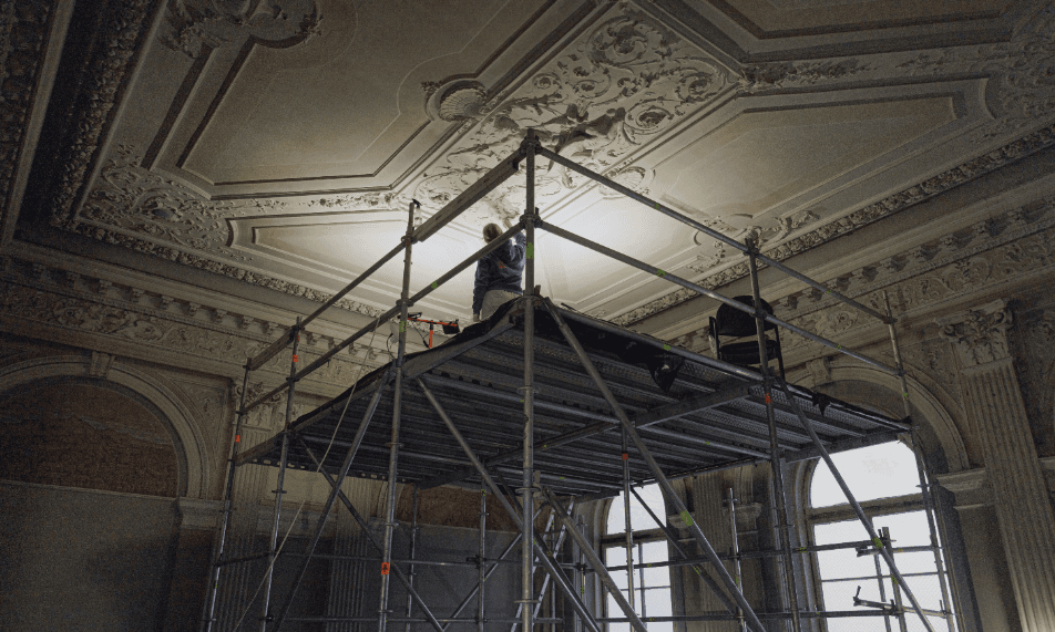 Реставратори виявили історичні розписи і денні ліхтарі в будинку з Меркурієм у центрі Львова