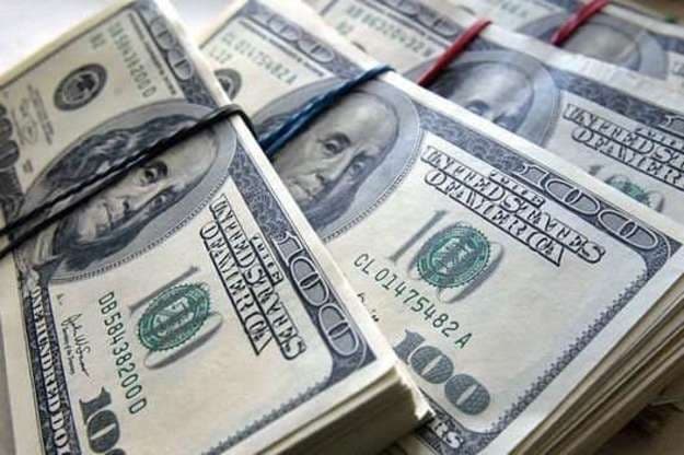В обмінниках упав долар. Що відбувається і як довго це триватиме