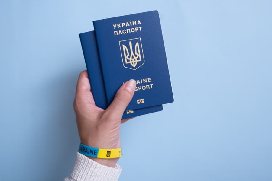 Українці у трьох країнах зможуть отримувати закордонні паспорти без додаткових поїздок до посольства