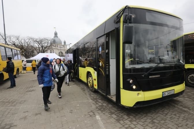 У Львові курсують автобуси для переселенців. Куди можна доїхати
